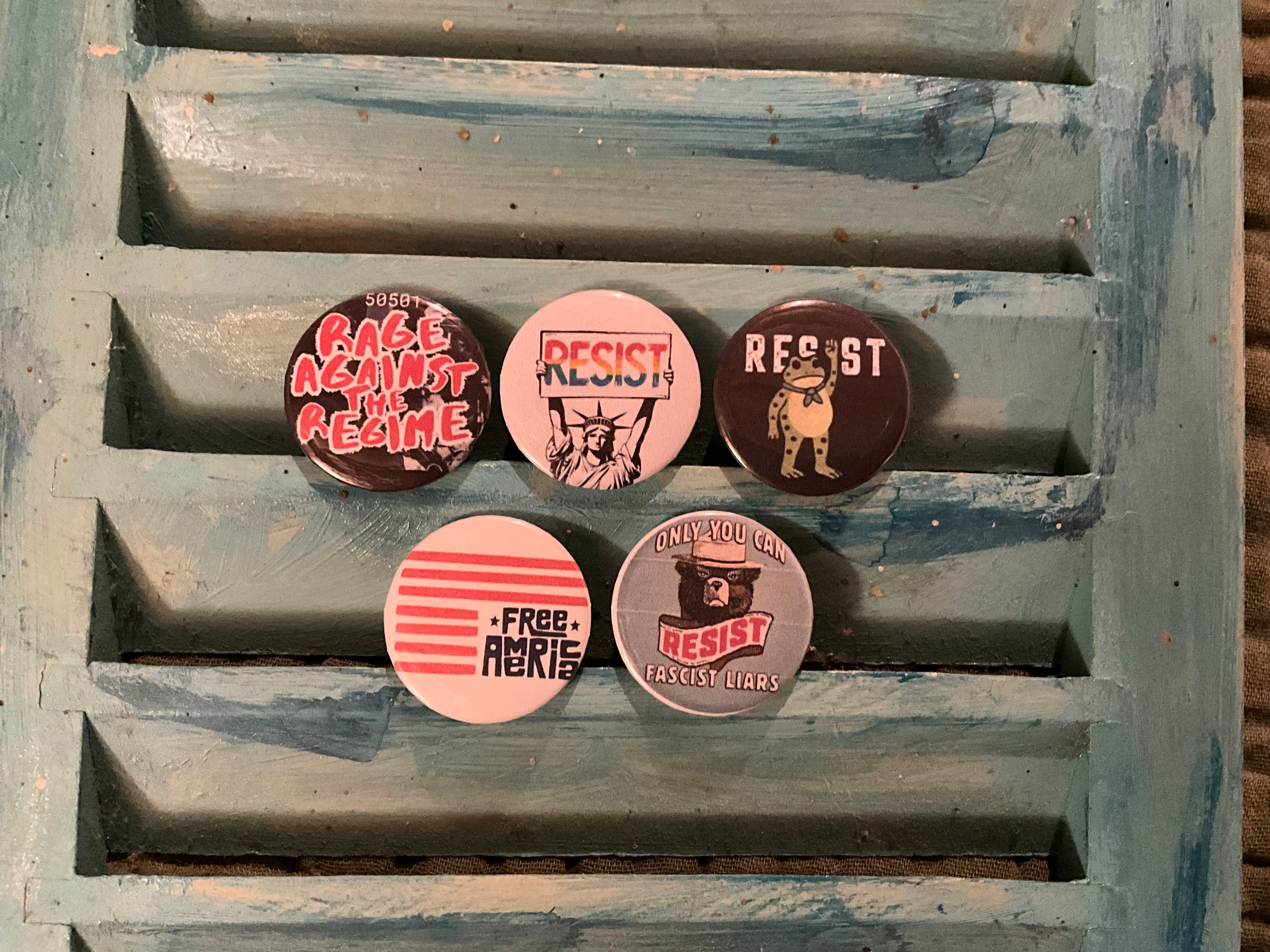 Resist 5 - Pack Buttons / Pins